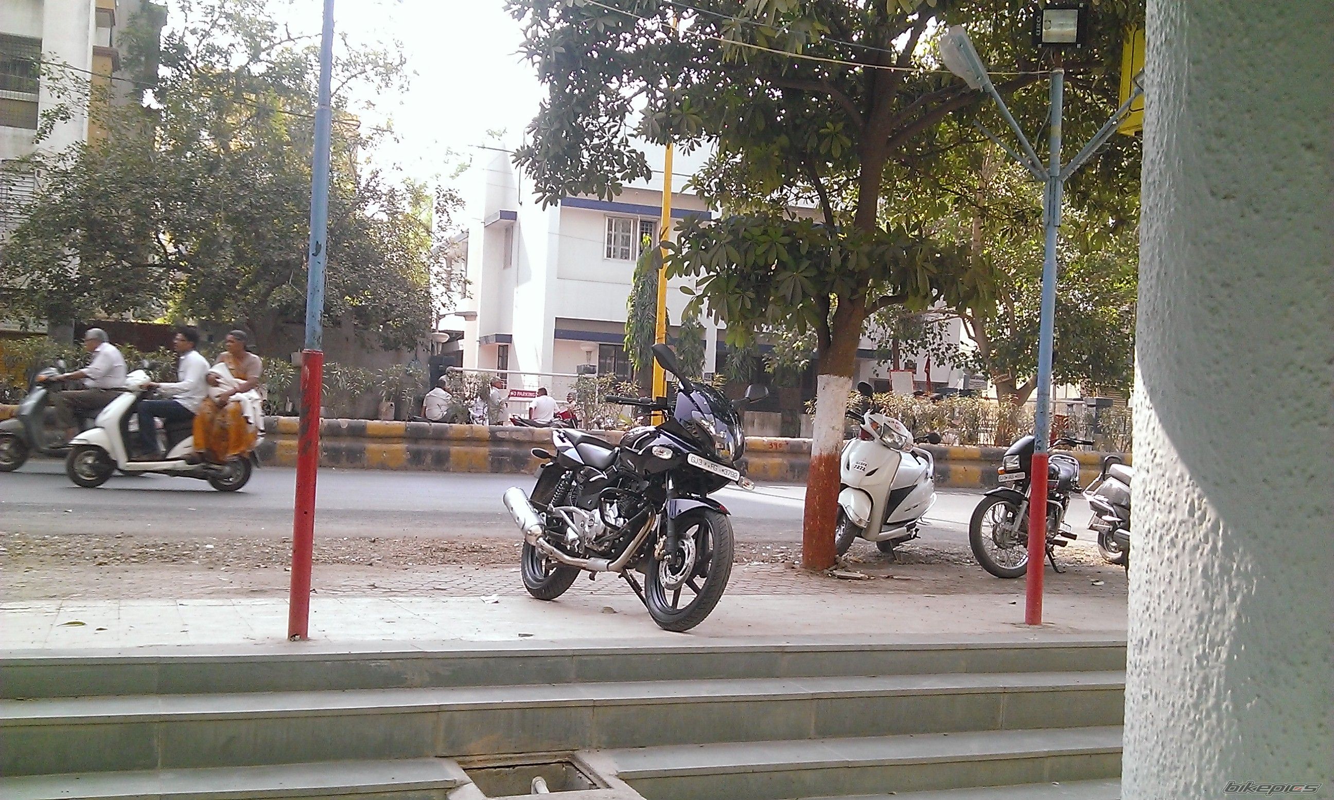 2013 BAJAJ PULSAR 220F | Picture 2651109 motorcycle photo