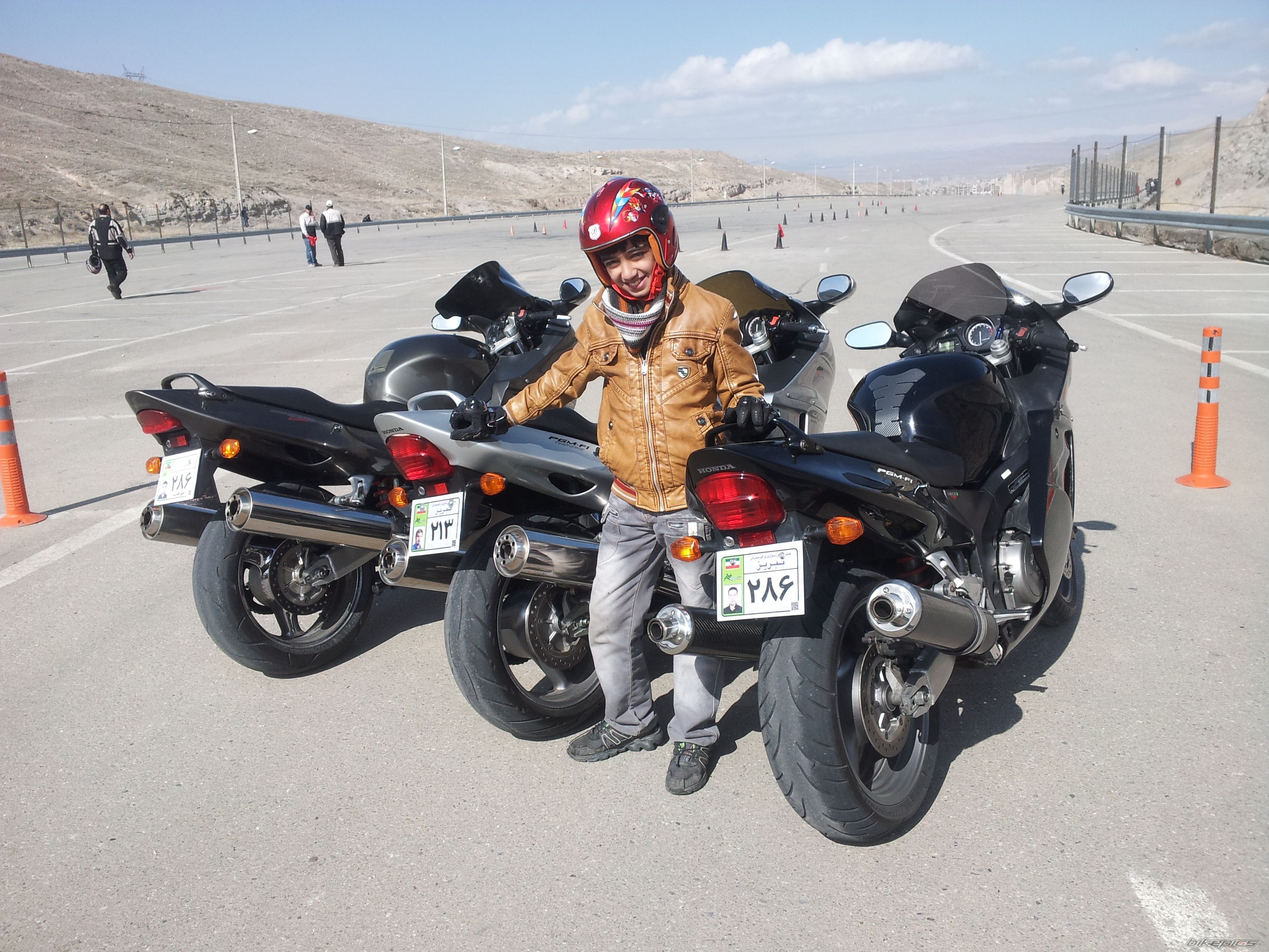 2012 HONDA CBR1100XX SUPER BLACKBIRD | Picture 2725400 motorcycle photo