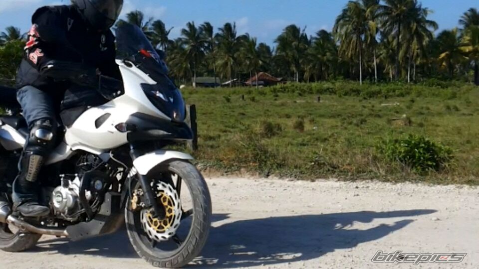 2012 BAJAJ PULSAR 220F | Picture 2733111 motorcycle photo