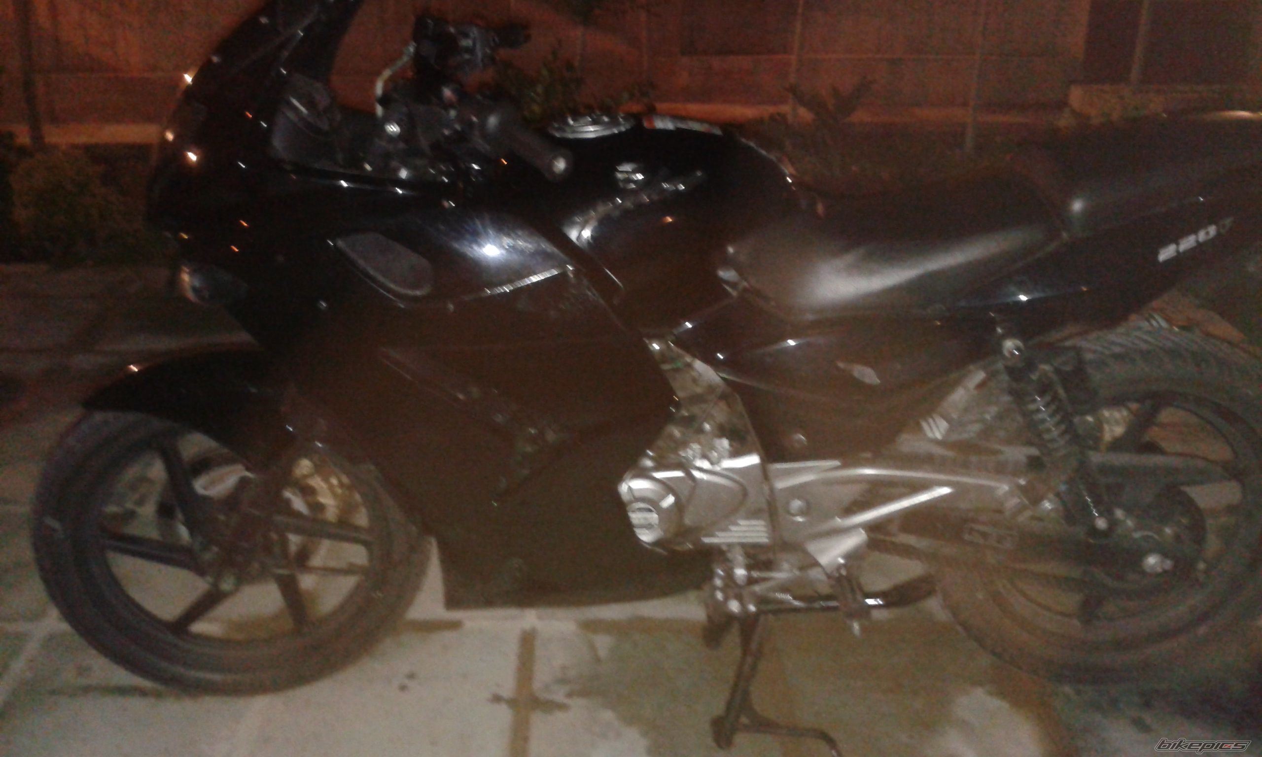 2015 BAJAJ PULSAR 220F | Picture 2737809 motorcycle photo