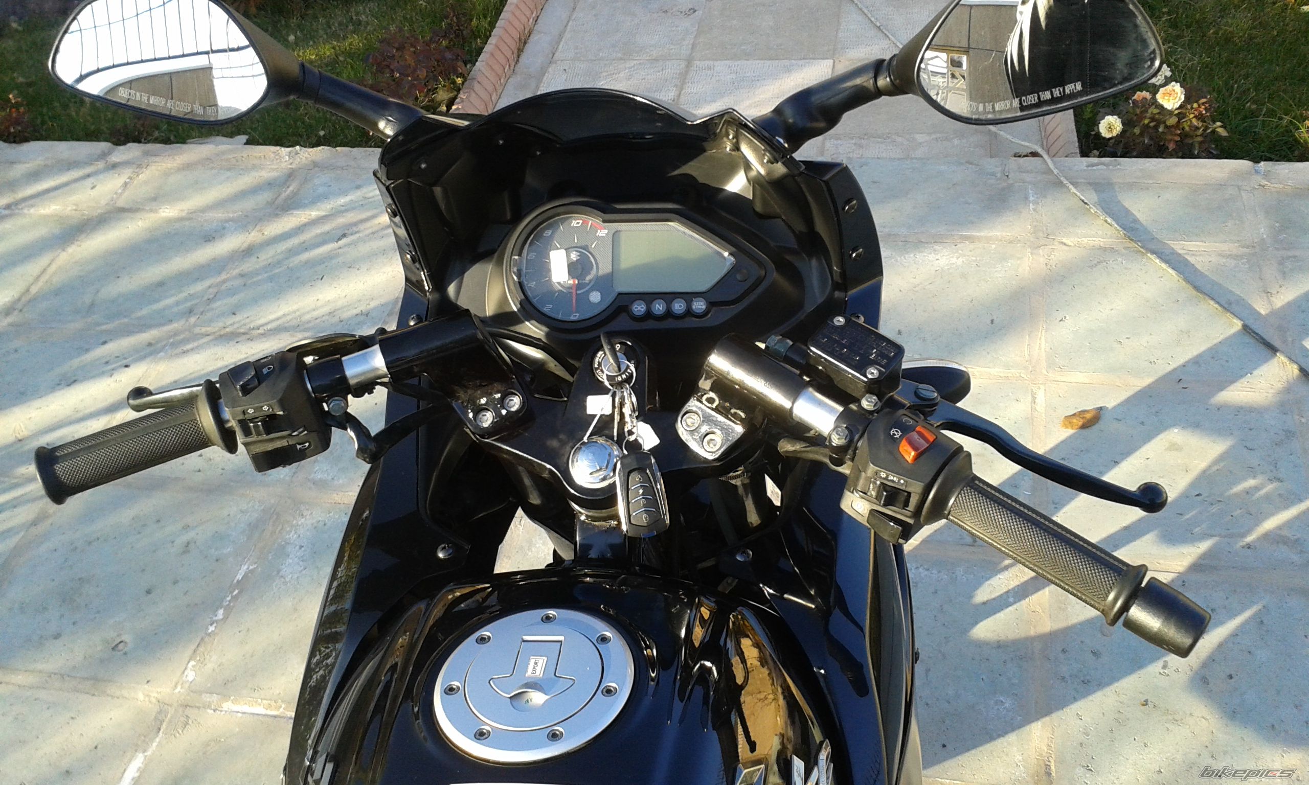 2015 BAJAJ PULSAR 220F | Picture 2737844 motorcycle photo