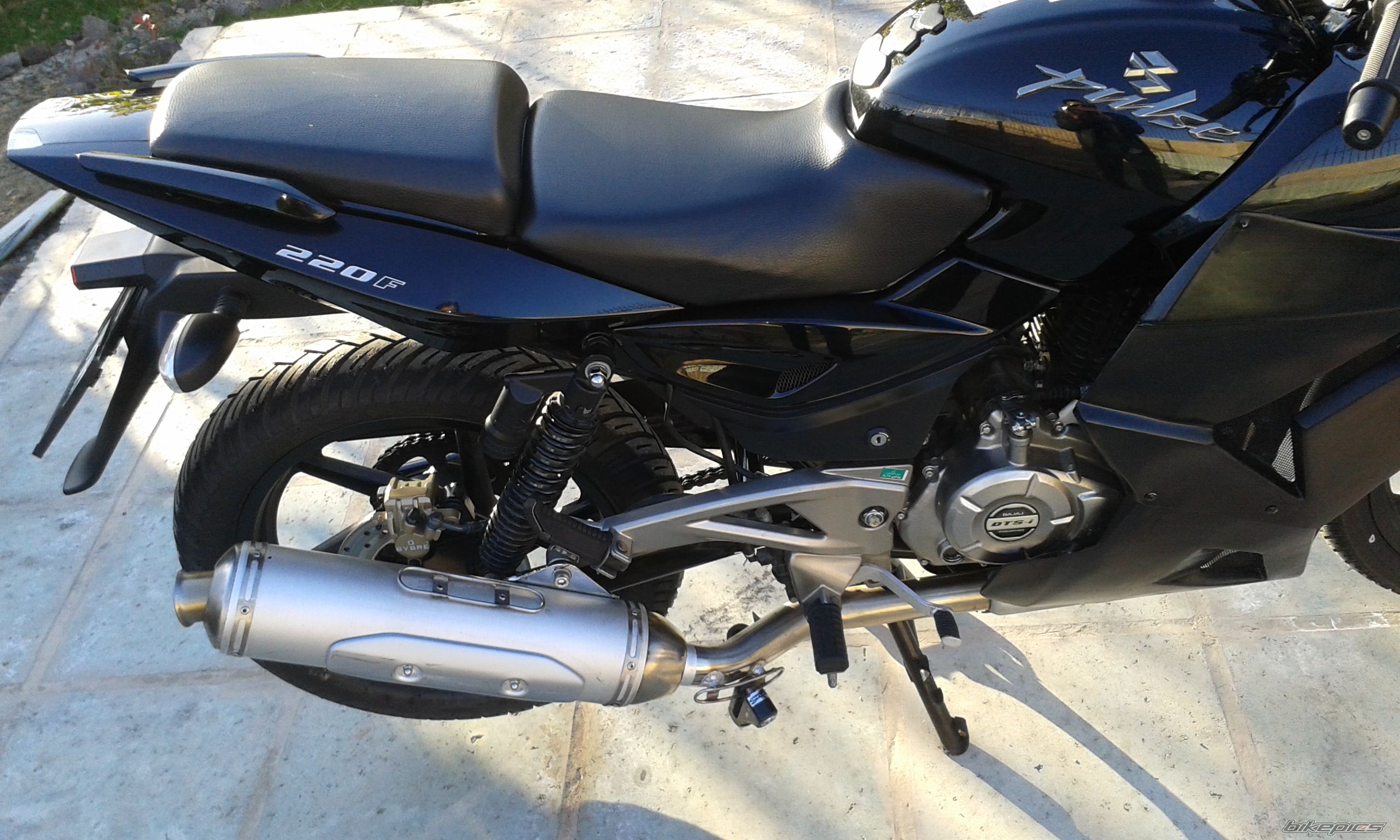 2015 BAJAJ PULSAR 220F | Picture 2737854 motorcycle photo