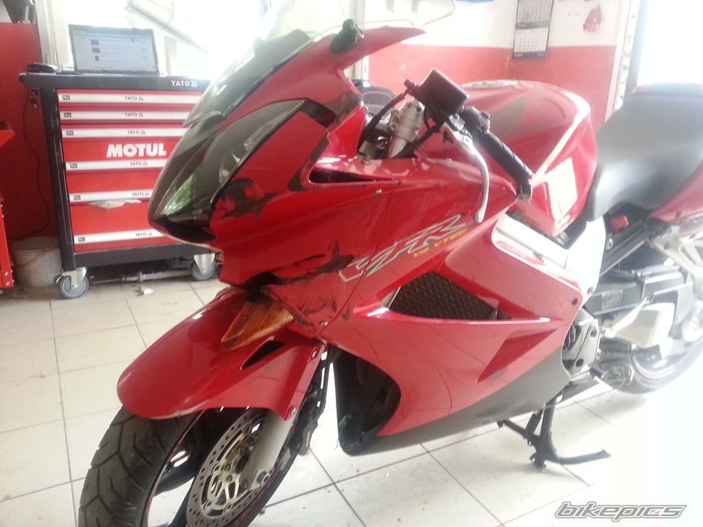 2004 HONDA VFR 800 VTEC | Picture 2742991 motorcycle photo