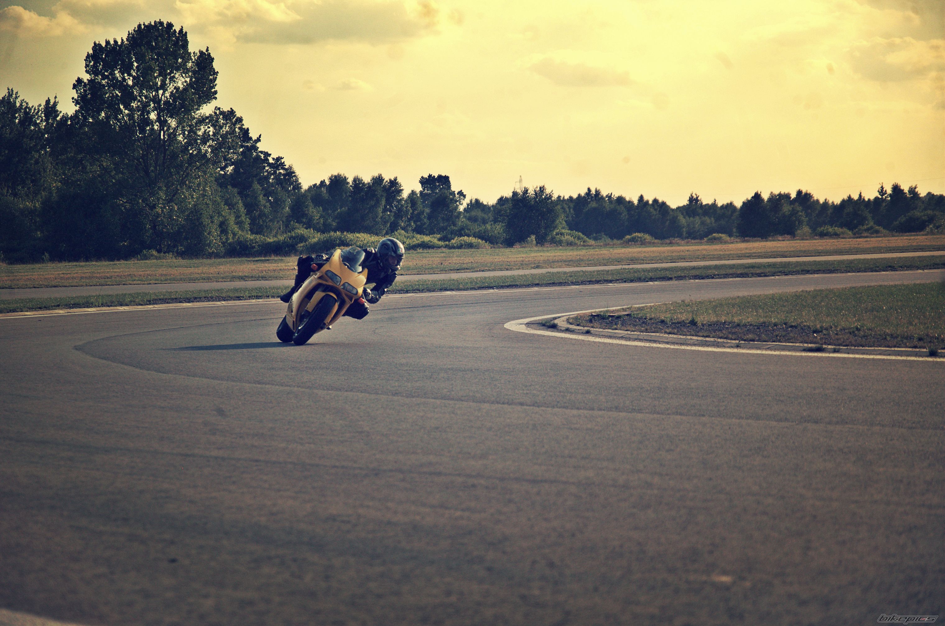 2000 DUCATI 748R | Picture 2752658 motorcycle photo