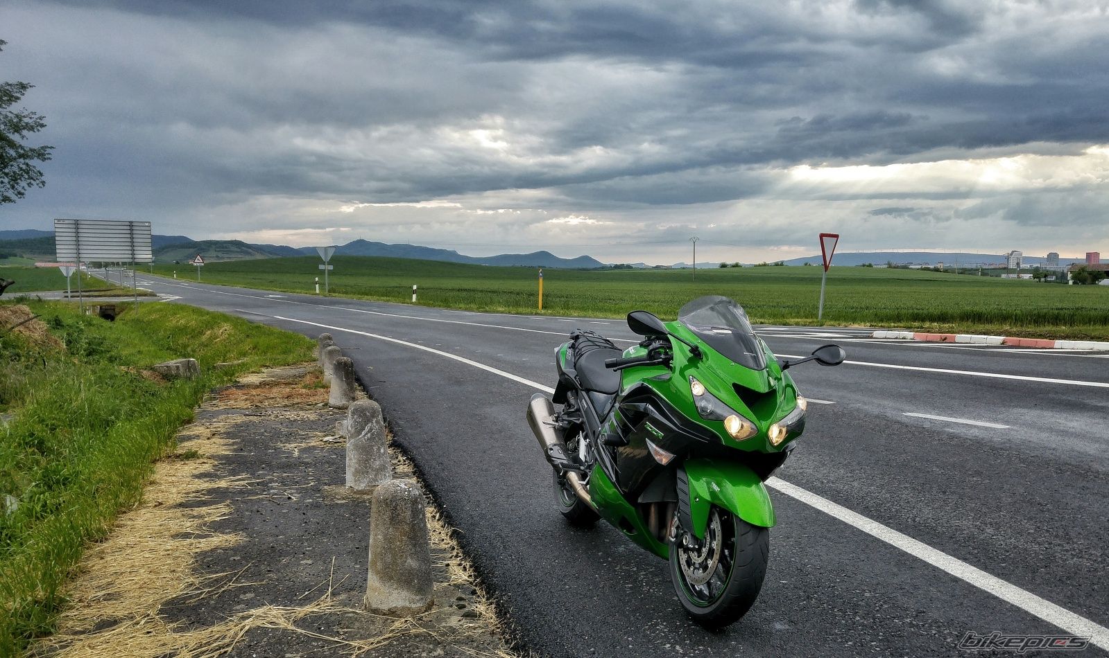 2016 KAWASAKI ZZR 1400 | Picture 2784811 motorcycle photo