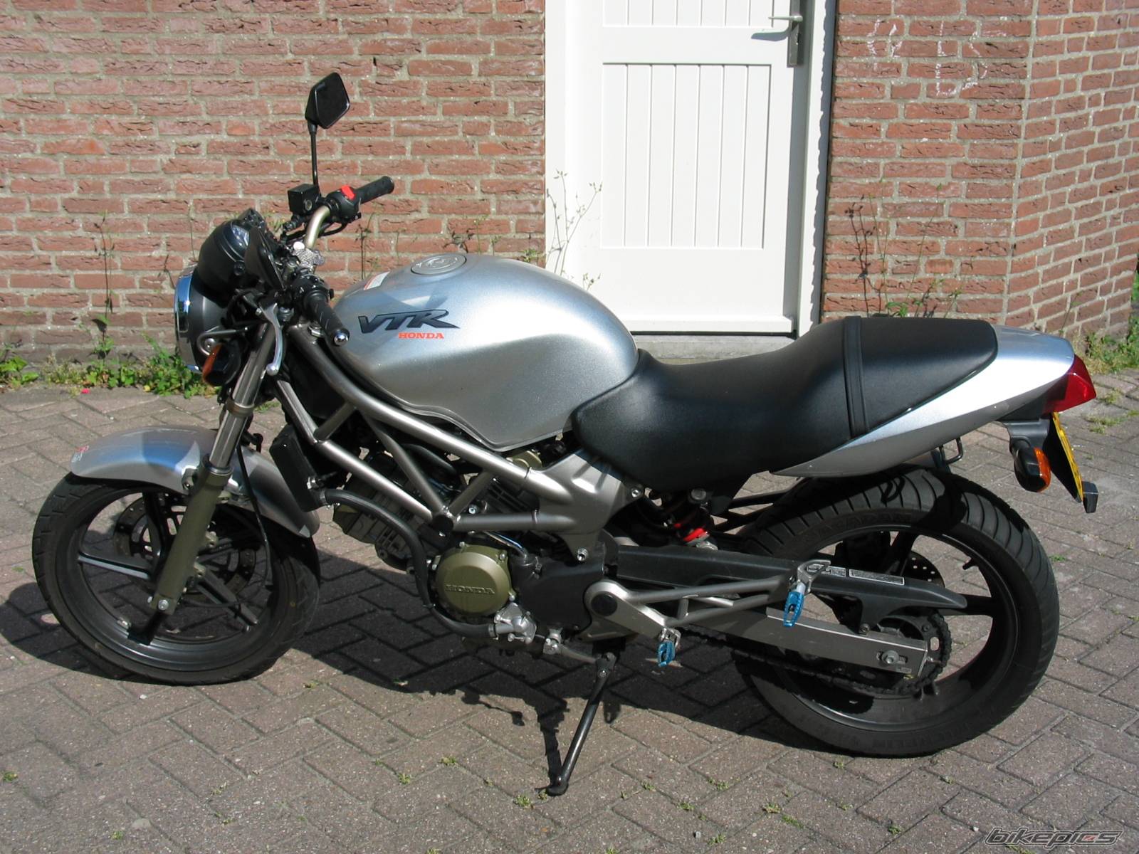 2001 HONDA VTR 250 | Picture 62770 motorcycle photo