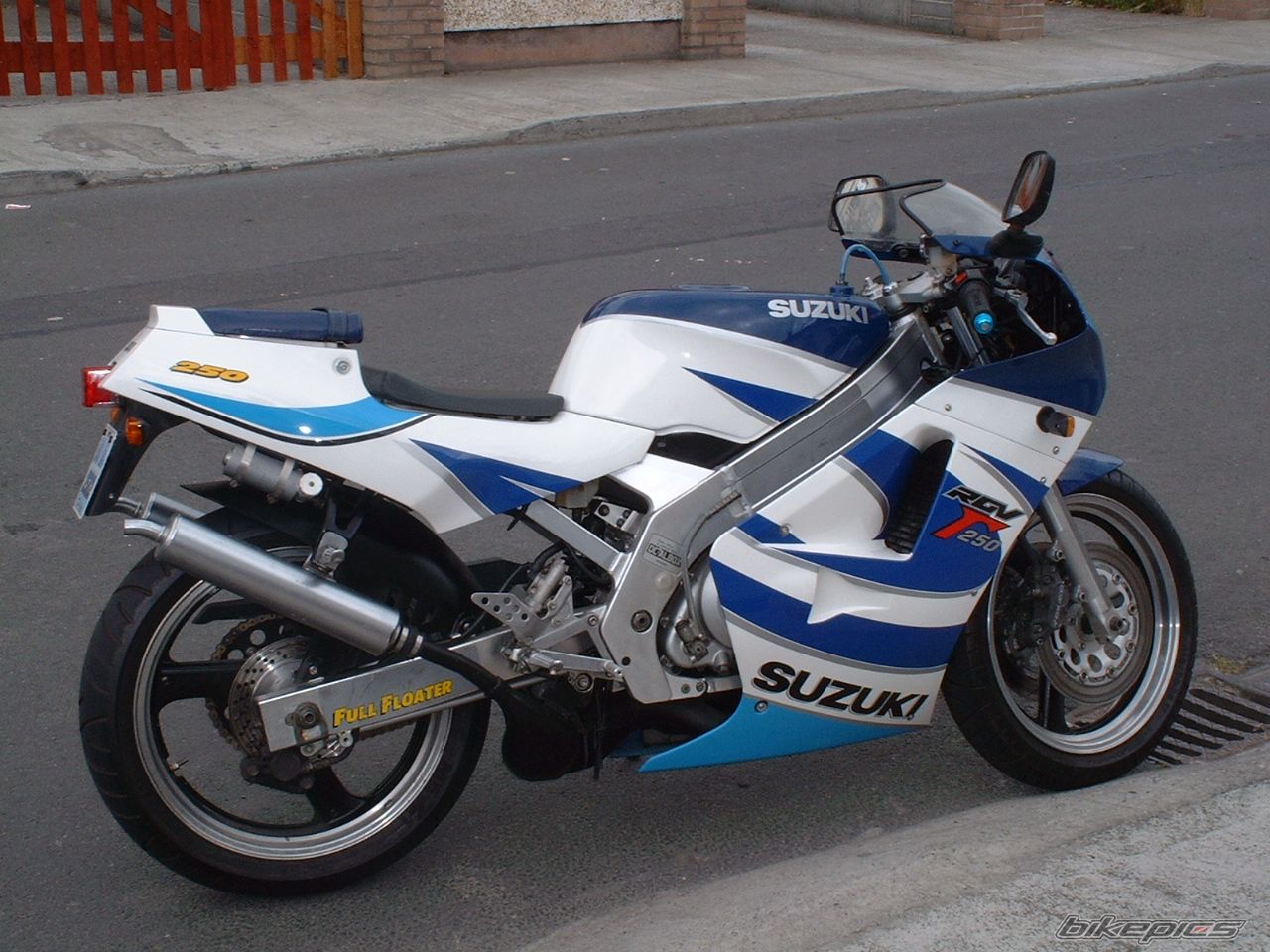 1990 SUZUKI RGV 250 | Picture 630230 motorcycle photo
