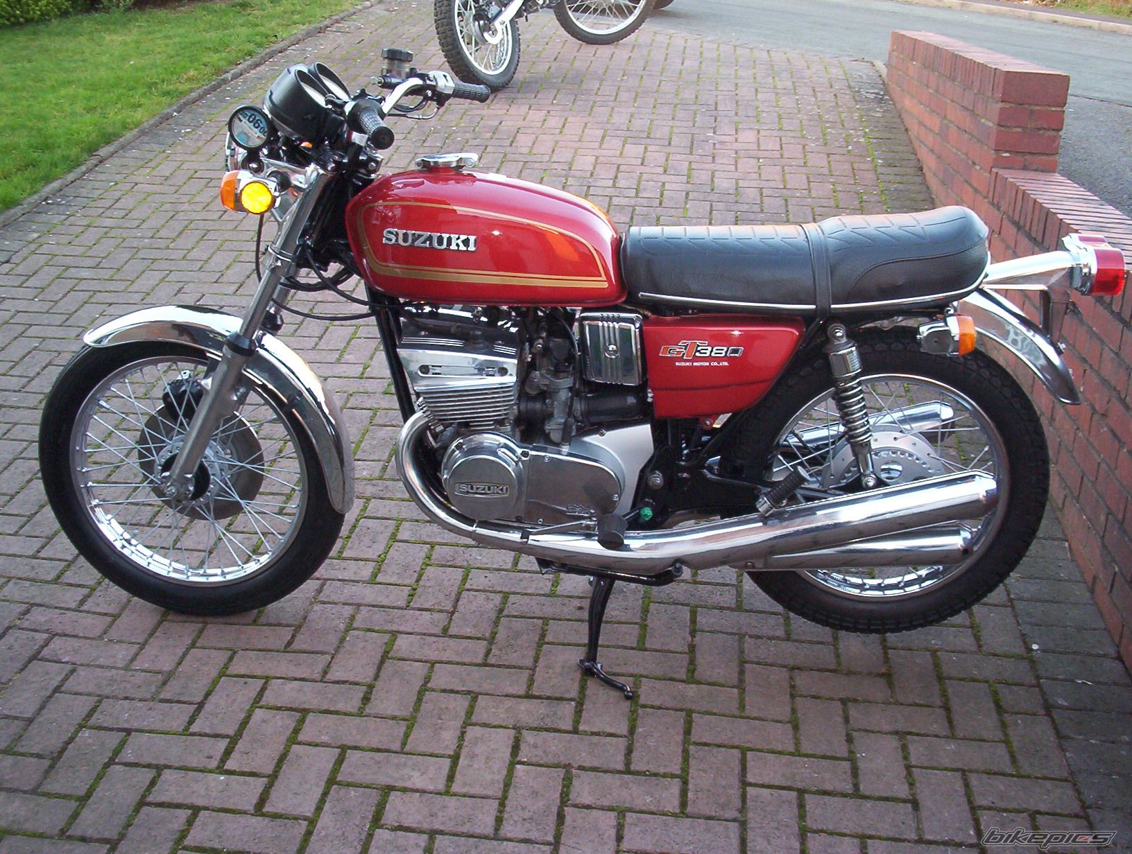1977 SUZUKI GT 380 | Picture 831115 motorcycle photo