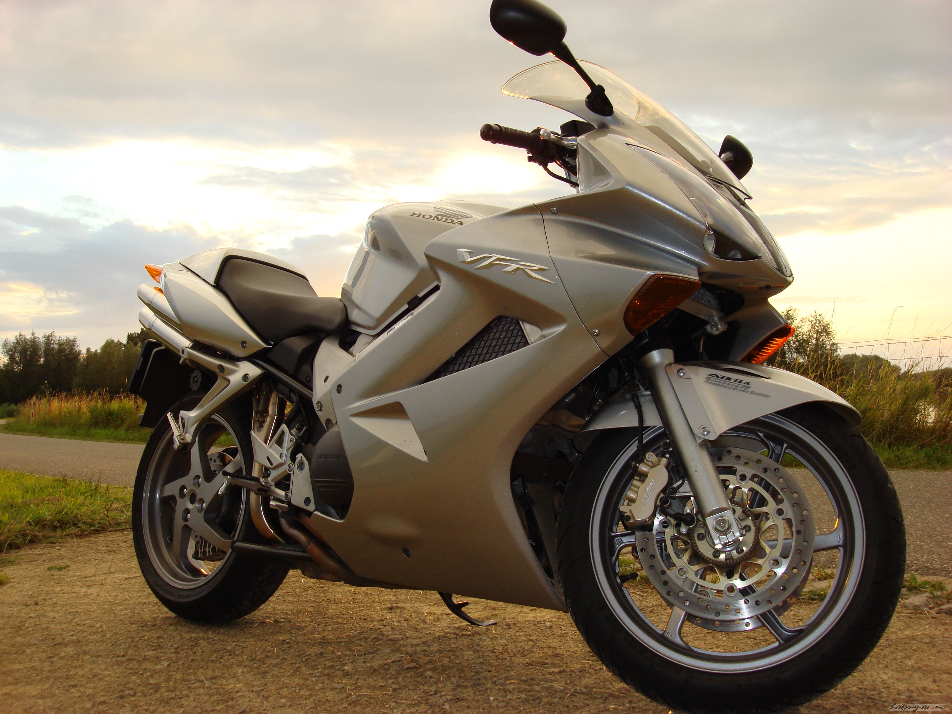 2004 HONDA VFR 800 | Picture 990157 motorcycle photo